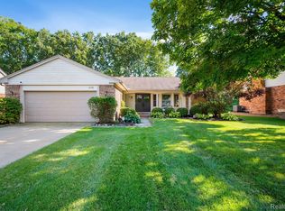615 Kentucky Dr, Rochester Hills, MI 48307
