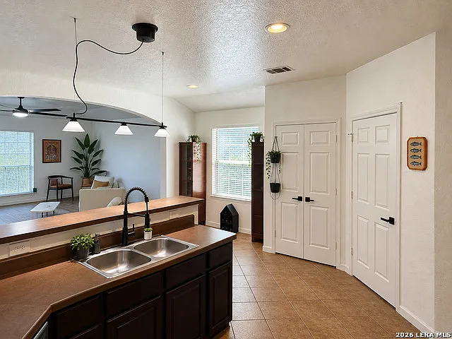 3 bed, 2.0 bath, 1509 sqft, $1,900 — Photo 4