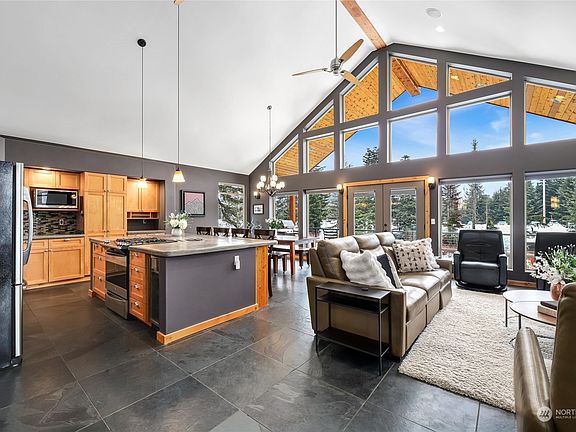 5th image of 731 Hyak Drive E