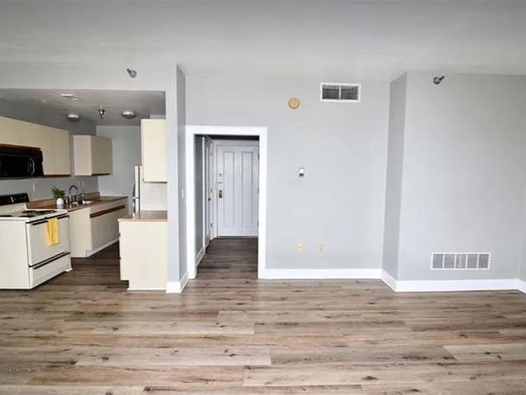 230 E 9th St #607 — Photo 9