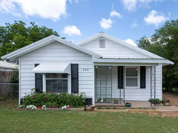 709 Hickory Ave, Comanche, OK 73529