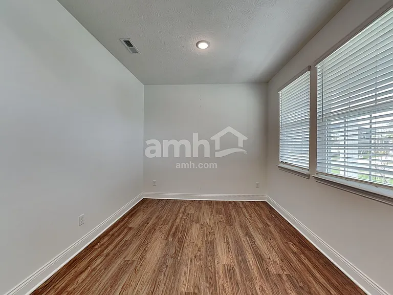 1037 Castor Dr — Photo 9