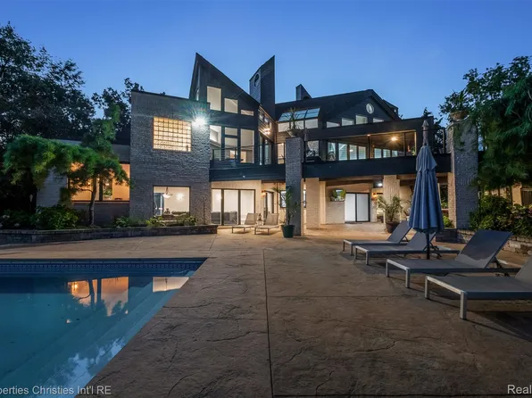 4912 Oakwood Ct, Commerce Township, MI 48382