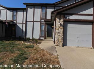 105 N Saxony Dr, Olathe, KS 66061