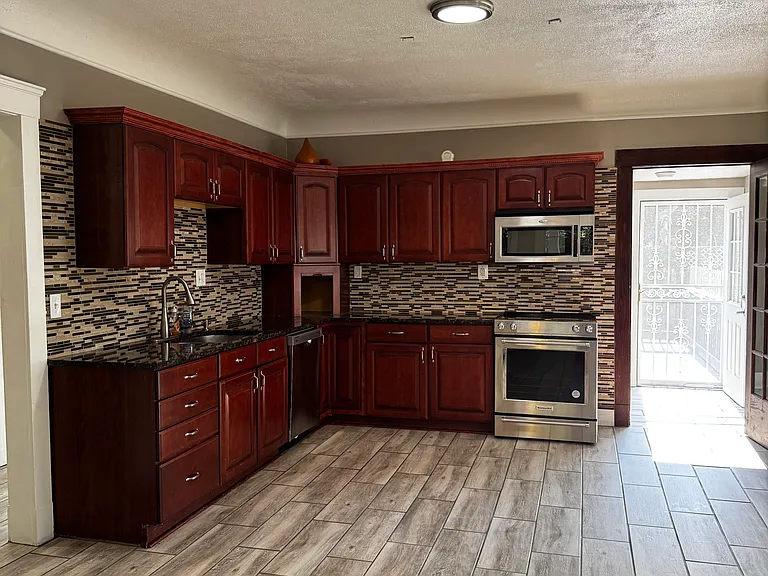 1447 Lakeland Ave — Photo 3