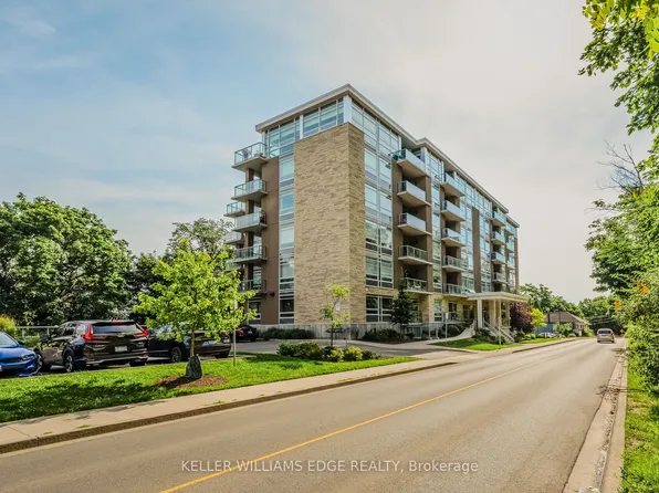479 Charlton Ave E #202, Hamilton, ON L8N 1Y2