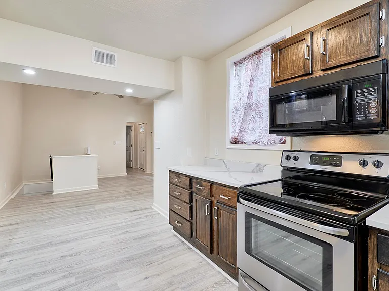 1421 N Park Pl — Photo 21