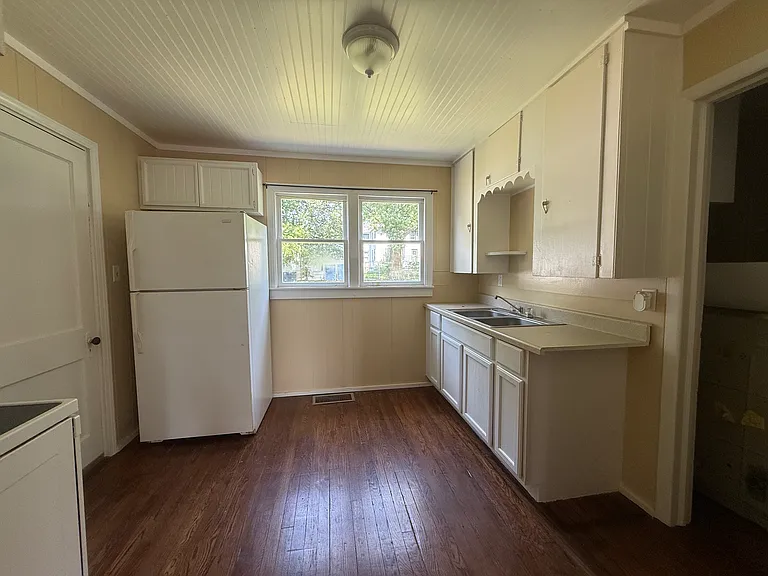 225 Clay St — Photo 4
