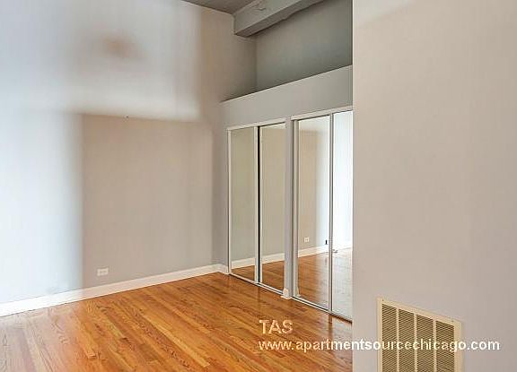 3rd image of 3110 N Sheffield Ave APT 206