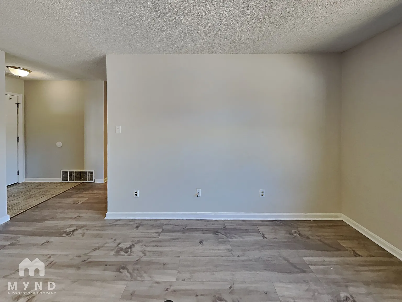 3 bed, 2.0 bath, 1000 sqft, $1,799 — Photo 3