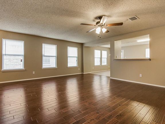 3rd image of 1612 Crown Point Dr