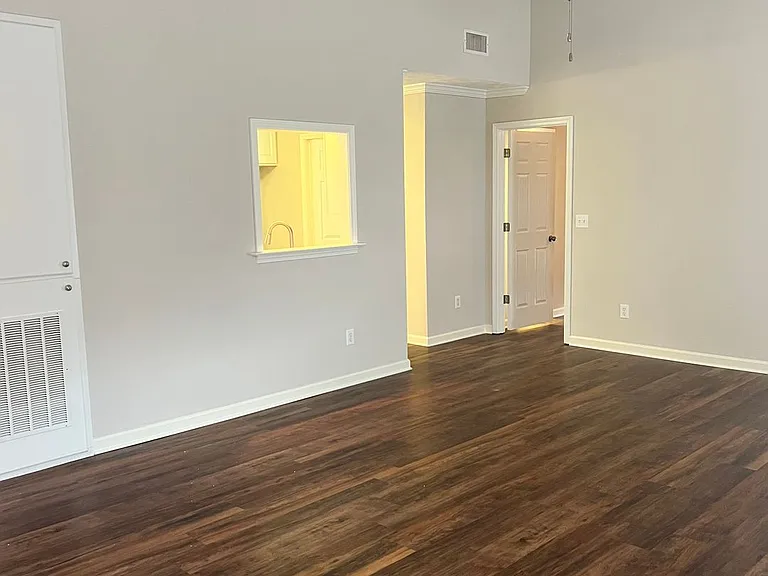 1124 Stafford Dr — Photo 4
