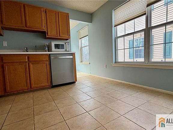 3rd image of 826 Magnolia Ln