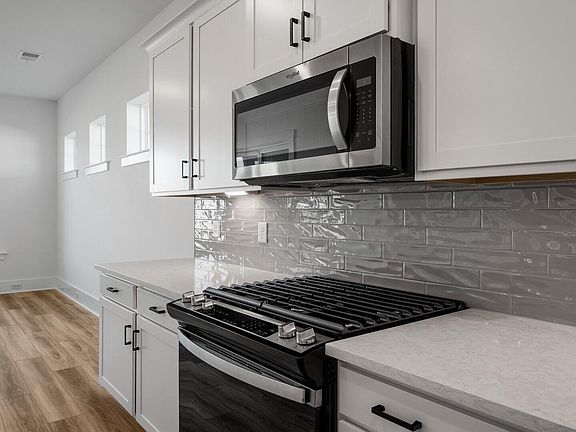 3rd image of 412 Evening Glow Ln