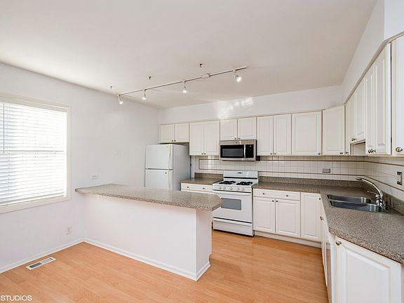 3rd image of 4542 N Greenview Ave
