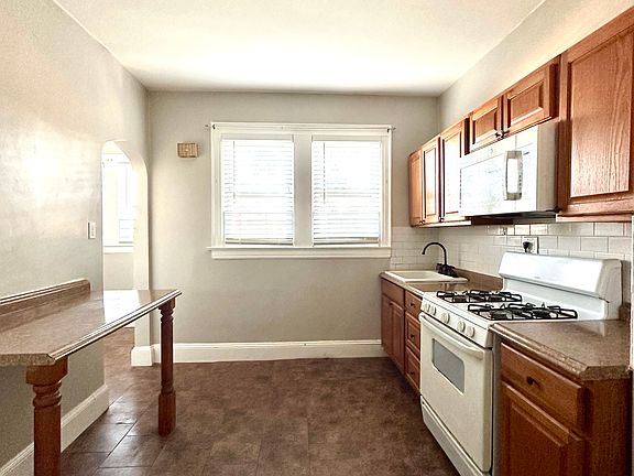 3rd image of 90 Oxford Pl Floor 2