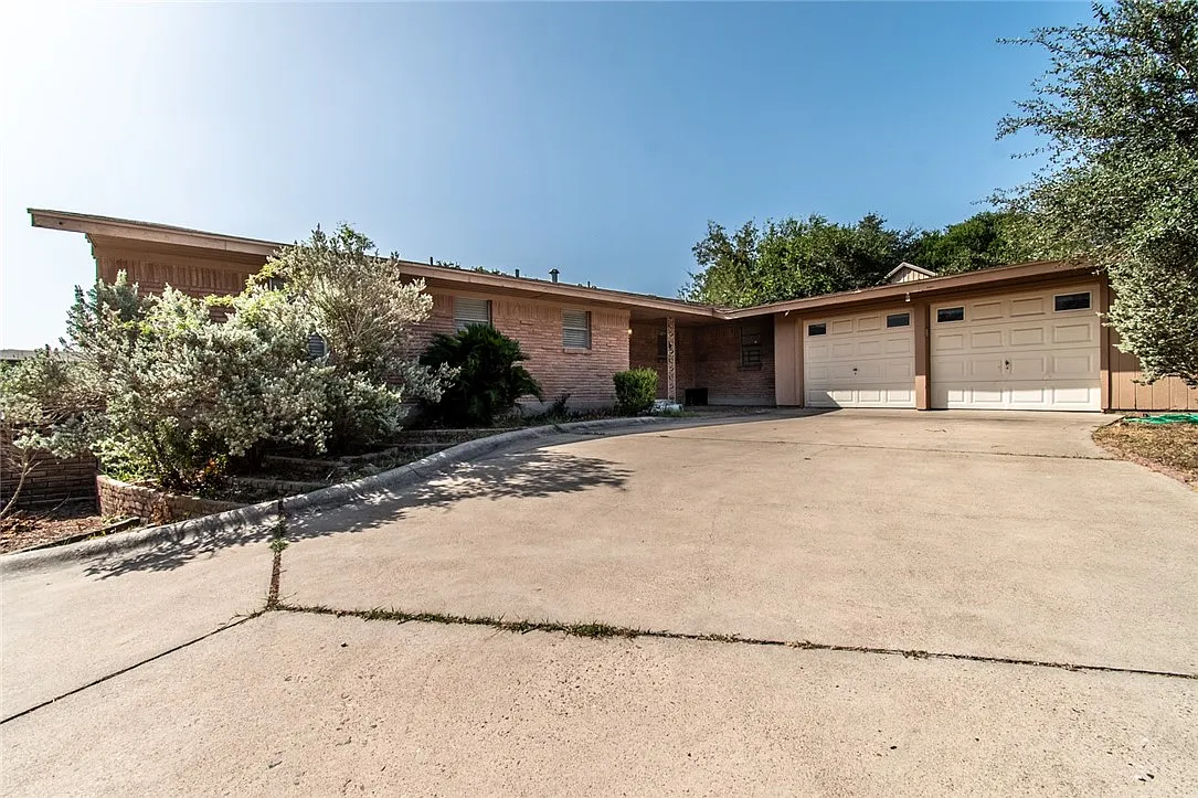 3 bed, 2.0 bath, 1841 sqft, $2,100 — Photo 1