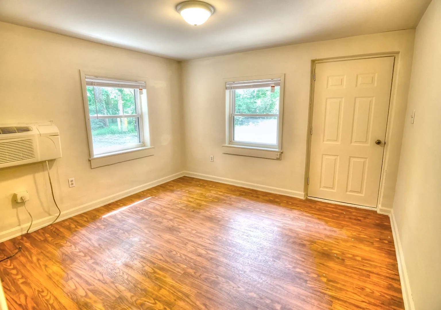 Affordable 2 Bedroom/1 Bathroom Near Southern Village! — Photo 1