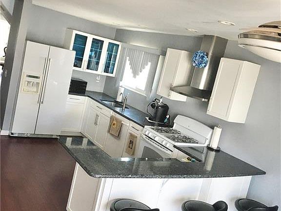 3rd image of 51 Bowling Green Pl