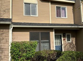 J2 Stonehedge Dr, South Burlington, VT 05403