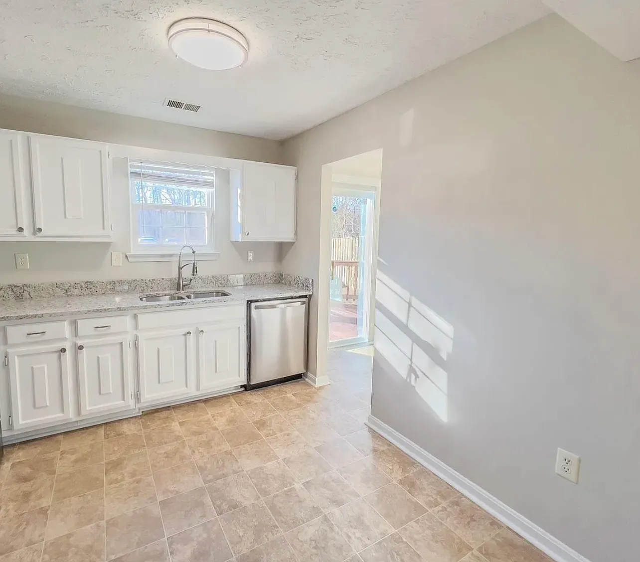 3 bed, 1220 sqft, $2,795 — Photo 4