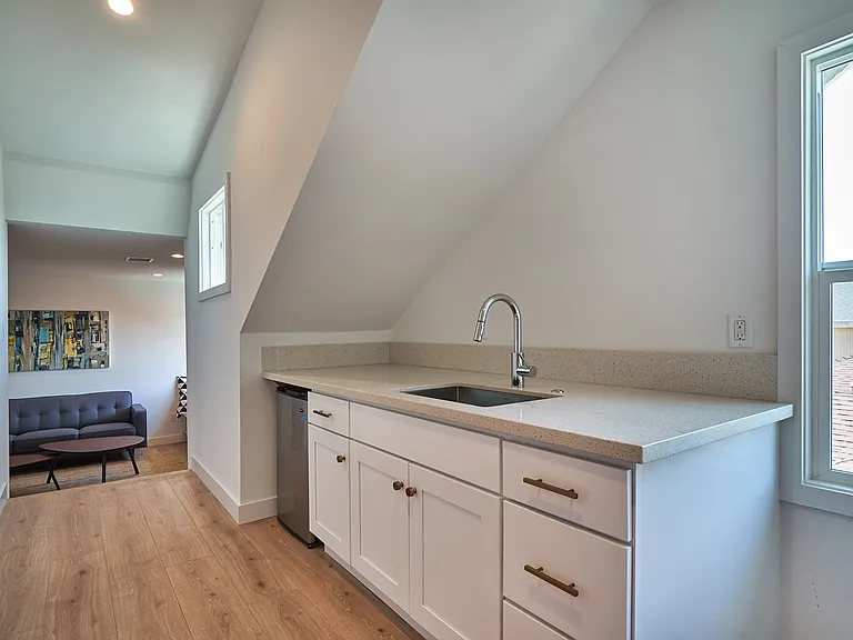 152 S Serrano Ave — Photo 10