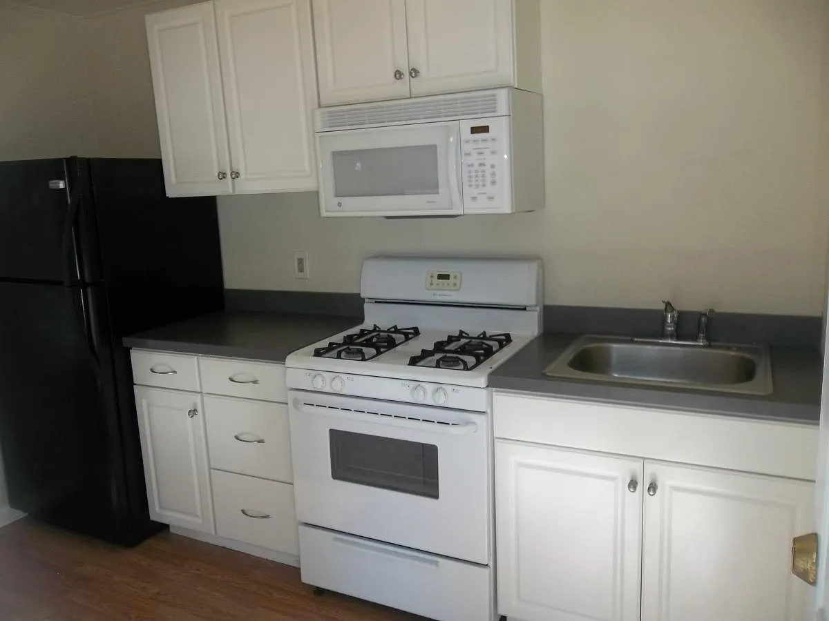 Kitchen - 2539 Walnut St #2