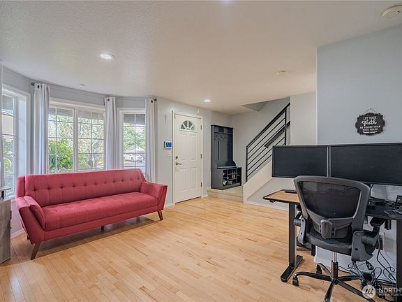 3rd image of 16317 NE 71st Street