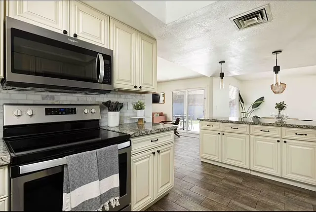 701 E Country Gables Dr — Photo 7