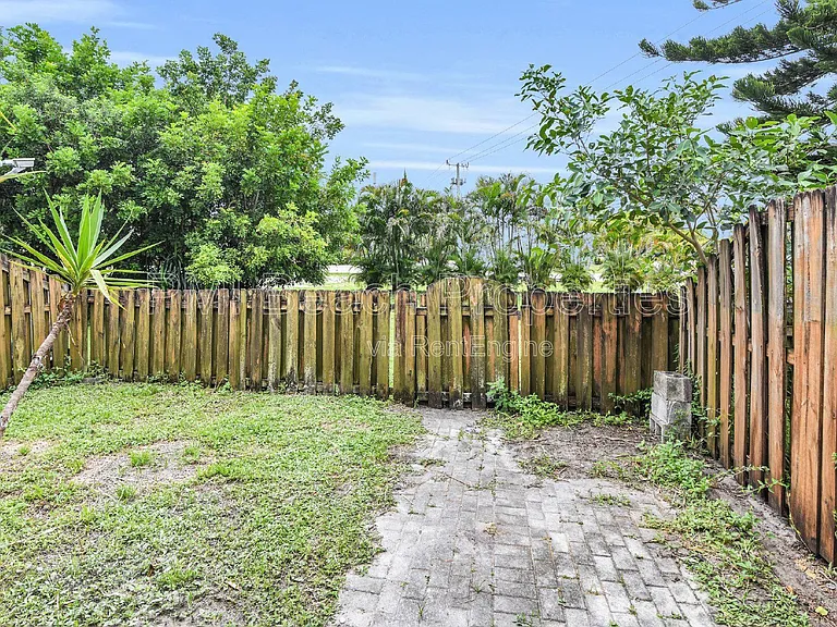 700 Nottingham Cir #D — Photo 18