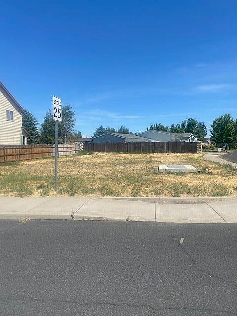 1st image of 515 NE Shoshone Dr