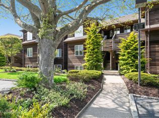 409 Fox Hill Dr, Baiting Hollow, NY 11933