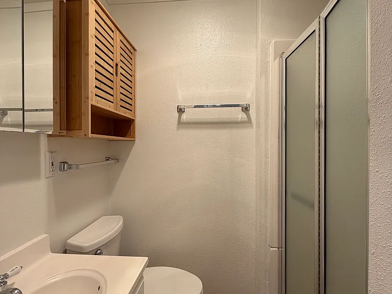 604 1/2 W Crockett St #J — Photo 8