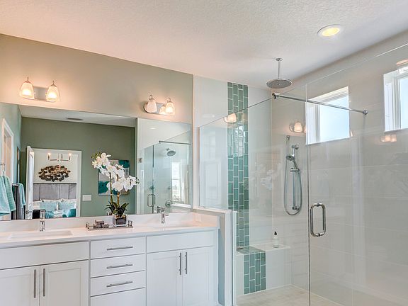 Dual sinks in owner s bath