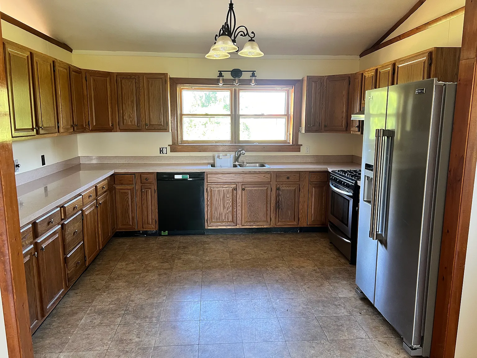 3 bed, 2500 sqft, $2,500 — Photo 3