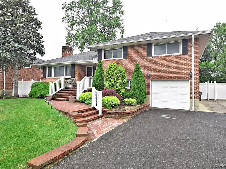 51 Whitman Ave — Photo 2