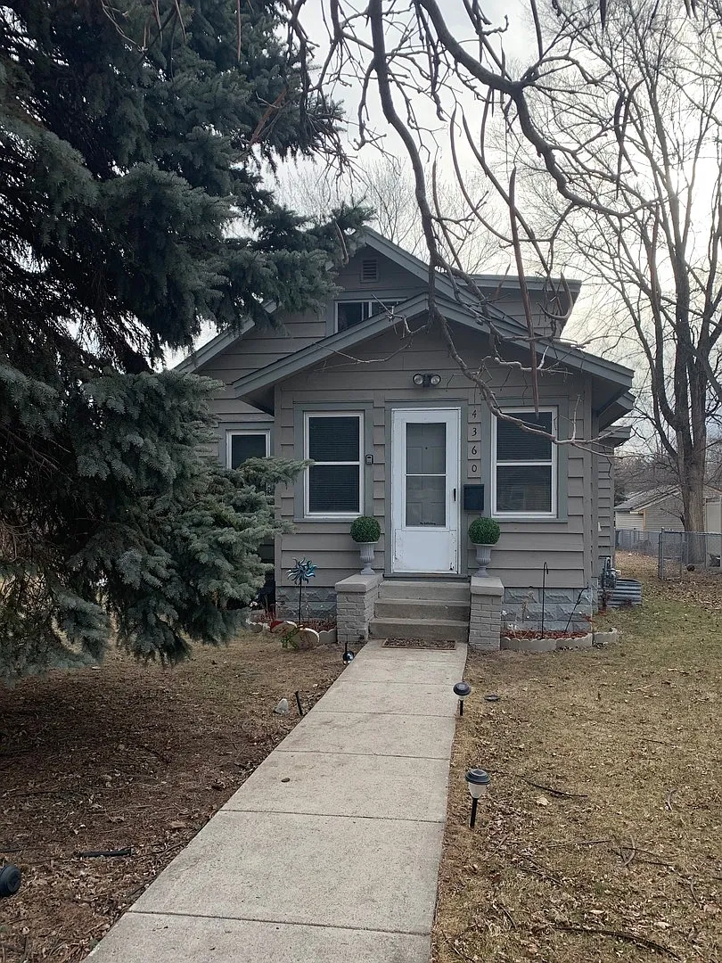 Spacious 3 Bedroom 1 Bath house in Crystal! — Photo 1