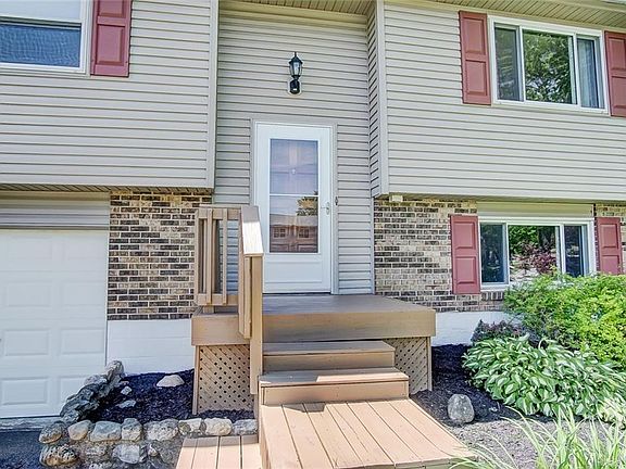 3rd image of 108 Waldwick Farm Cir