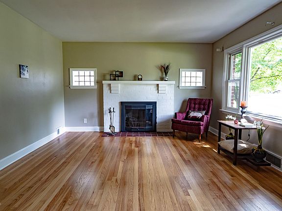 4th image of 1015 Elaine Dr
