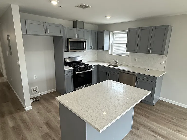 388-390 S 6th St #5 — Photo 2