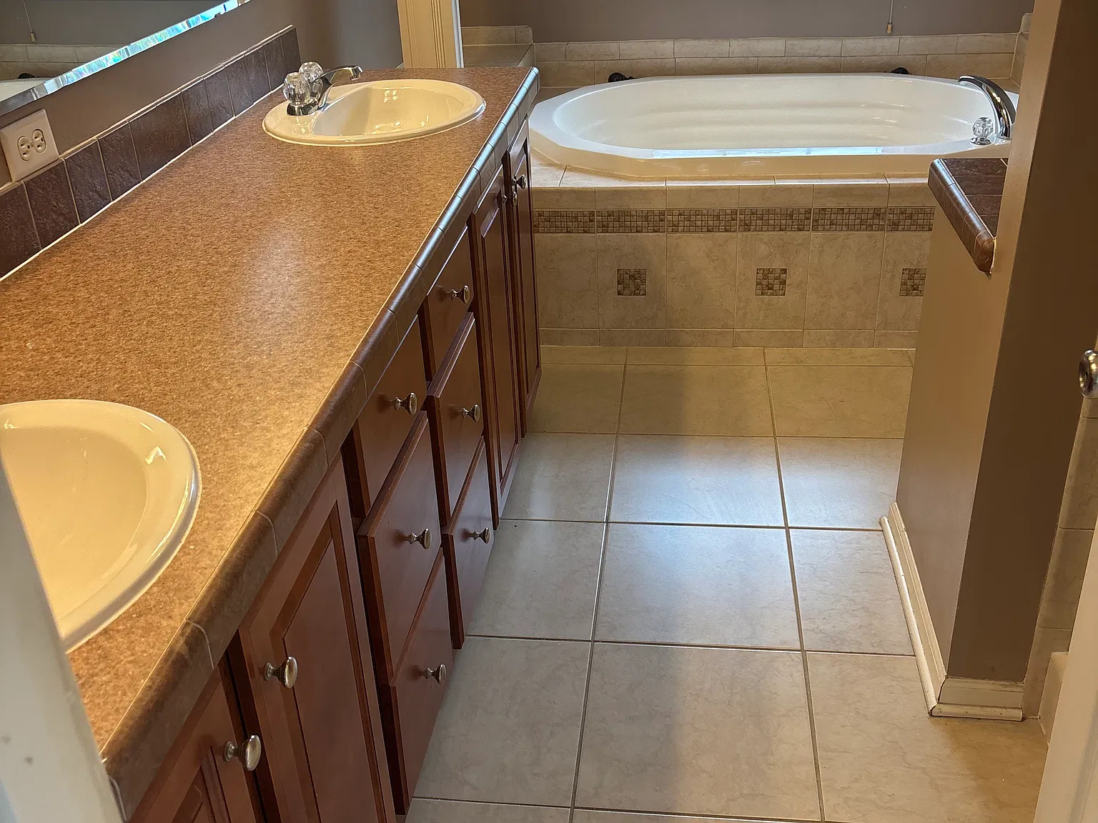 4 bed, 2400 sqft, $1,750 — Photo 3