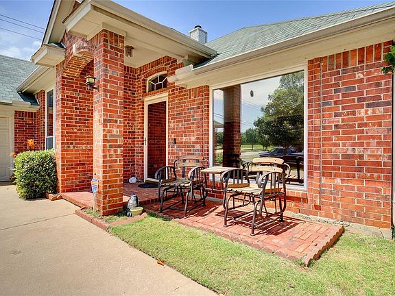 3rd image of 7901 Bridlewood Dr