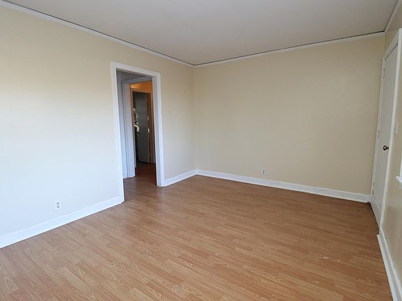 3rd image of 131 Lakeview Dr