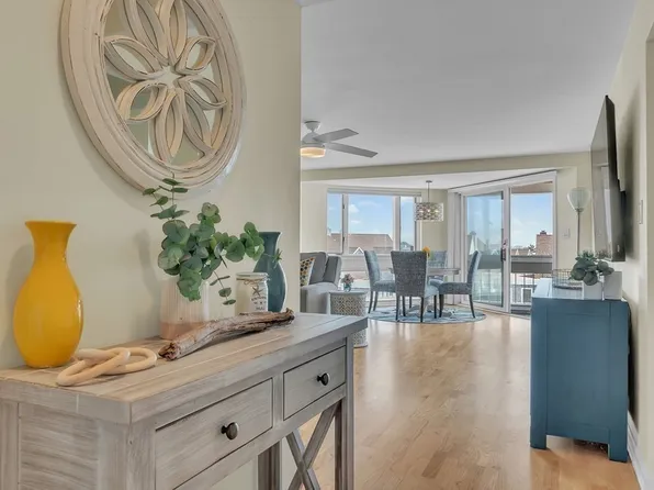 1 Commodore Ct APT 402, Hull, MA 02045