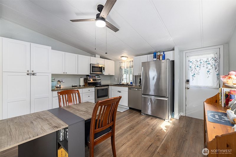 5th image of 212 Gibson Street