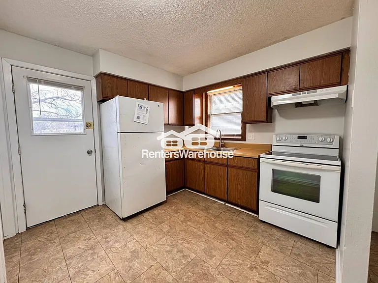 830 Hartford Ave — Photo 3