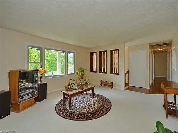 3rd image of 1 Dover Ln