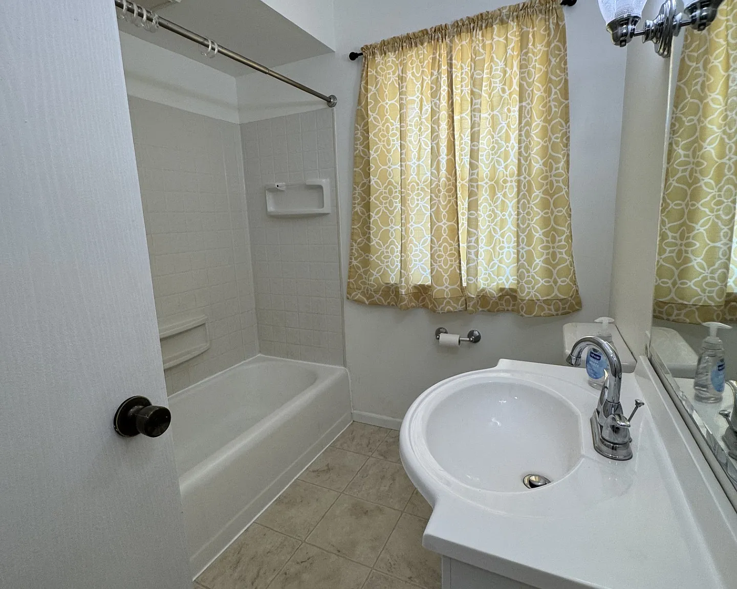 3 bed, 1020 sqft, $2,100 — Photo 2