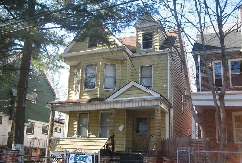 2nd image of 215 Smith St