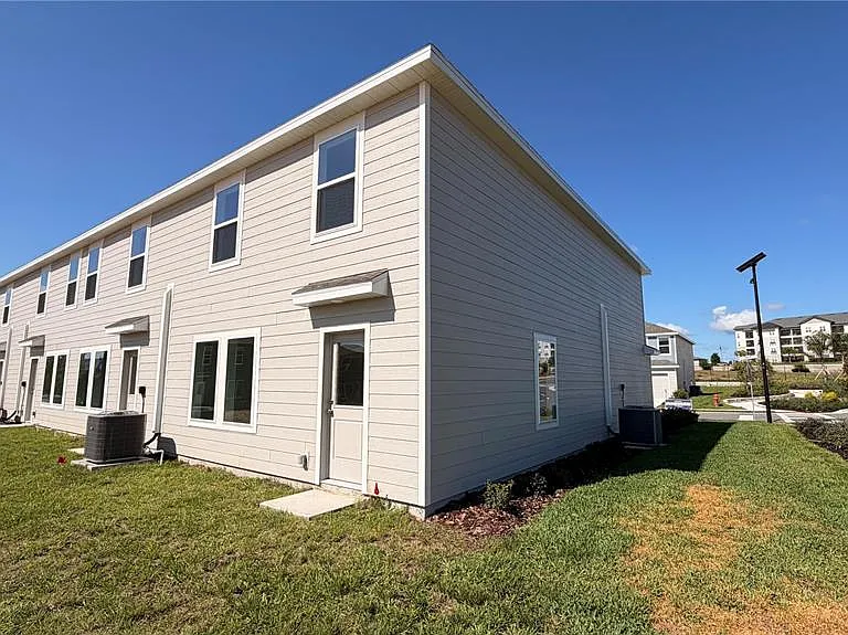807 Lynx St — Photo 3